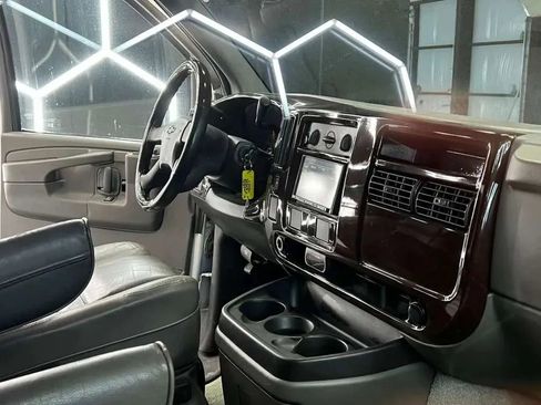 Used 2006 Chevrolet Express 1500 w/ Preferred Equipment Group RWD image 8