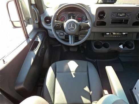Used 2025 Mercedes-Benz Sprinter 2500 image 11