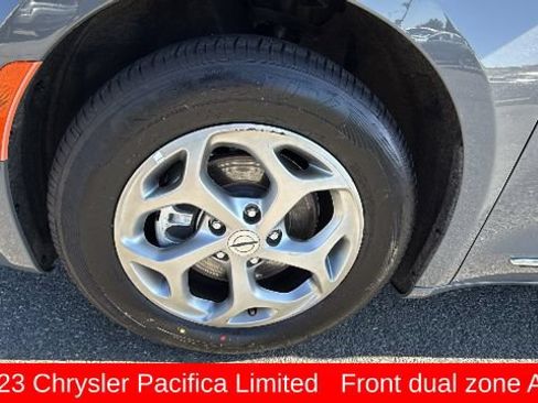 Used 2023 Chrysler Pacifica Limited FWD image 9