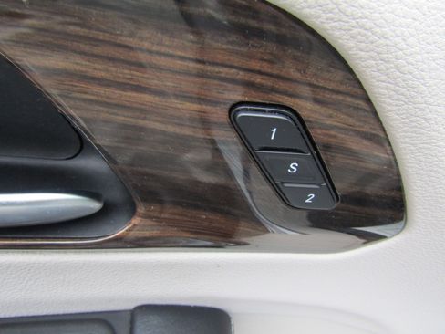 Used 2021 Chrysler Pacifica Limited w/ Uconnect Theater Family Group image 23