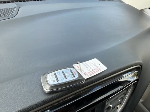Used 2020 Chrysler Pacifica Touring-L FWD image 39
