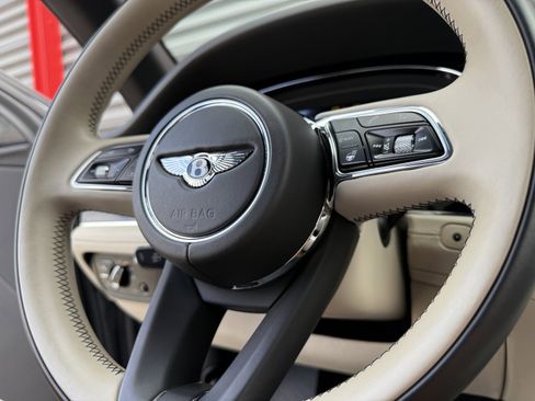 Used 2021 Bentley Bentayga V8 image 19