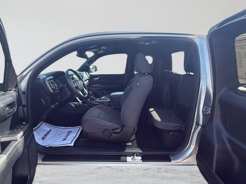 Used 2018 Toyota Tacoma TRD Sport AWD/4WD image 31