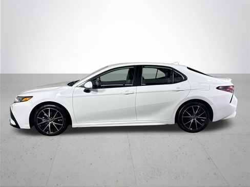 Used 2023 Toyota Camry SE image 9
