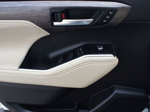 Certified 2025 Toyota Highlander Limited image 30