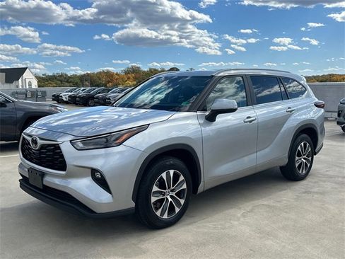 Certified 2024 Toyota Highlander XLE image 2