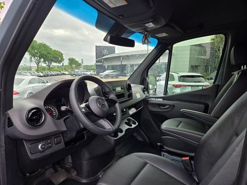 Used 2025 Mercedes-Benz Sprinter 2500 image 5