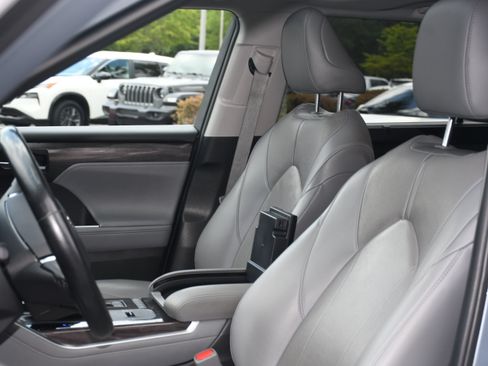 Used 2021 Toyota Highlander Limited FWD image 13