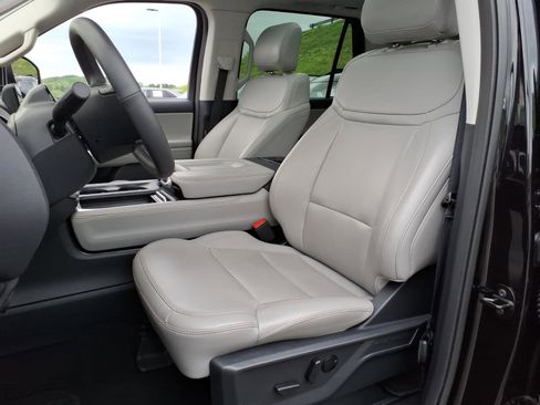 Used 2025 Ford Expedition Active AWD/4WD image 8