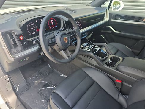 Used 2025 Porsche Cayenne image 4