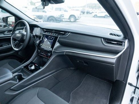 Certified 2025 Jeep Grand Cherokee Laredo X image 38