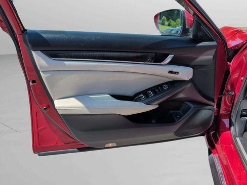 Used 2018 Honda Accord Touring image 32