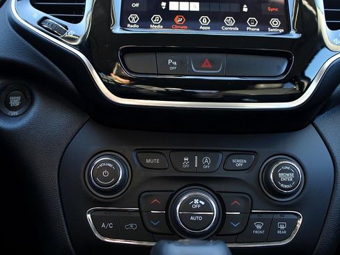 Used 2020 Jeep Cherokee Limited image 16