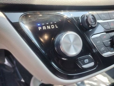 Used 2024 Chrysler Pacifica Touring-L image 25