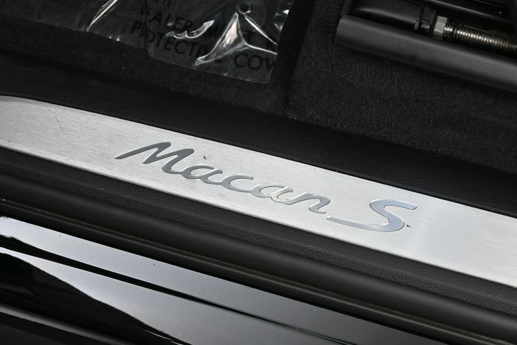 Certified 2023 Porsche Macan S AWD/4WD image 27