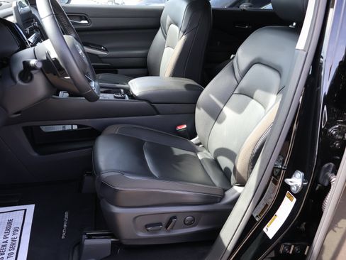 Used 2025 Nissan Pathfinder SL image 41