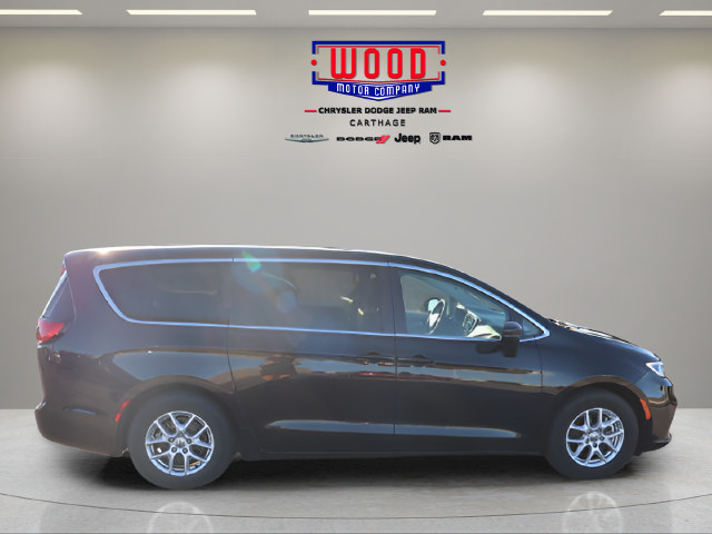 Used 2023 Chrysler Pacifica Touring-L FWD image 2