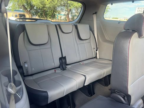 Used 2017 Kia Sedona LX w/ LX Essentials Premium Package FWD image 32