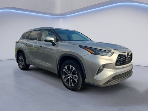 Used 2024 Toyota Highlander XLE AWD/4WD image 8