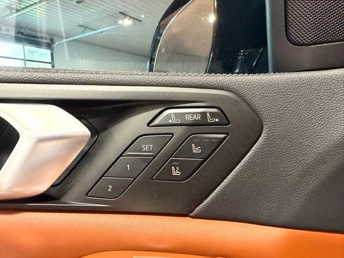 Used 2022 BMW X7 xDrive40i w/ M Sport Package AWD/4WD image 38