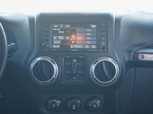 Used 2017 Jeep Wrangler Unlimited Sahara w/ Connectivity Group AWD/4WD image 15