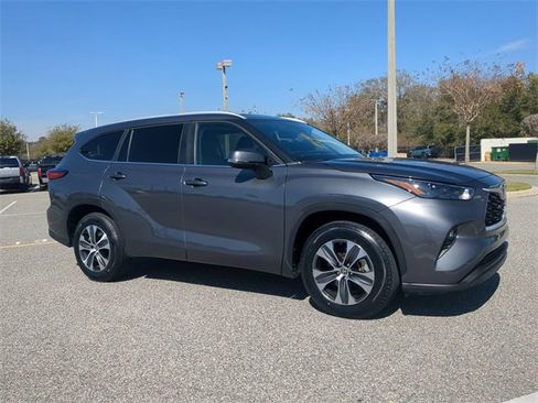 Certified 2023 Toyota Highlander XLE image 2
