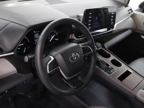 Used 2022 Toyota Sienna XLE FWD image 23