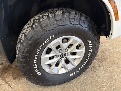 Used 2024 Nissan Frontier SV w/ Technology Package image 11