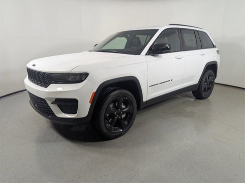 New 2025 Jeep Grand Cherokee Altitude image 3