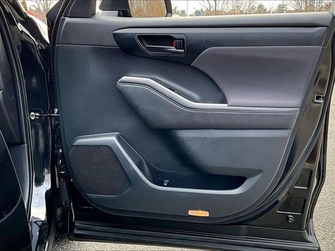 Used 2023 Toyota Highlander LE image 23