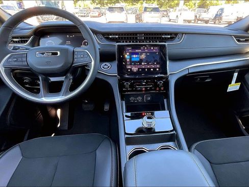 New 2025 Jeep Grand Cherokee Altitude image 5