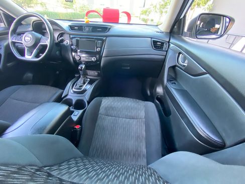Used 2018 Nissan Rogue SV w/ Premium Package FWD image 16