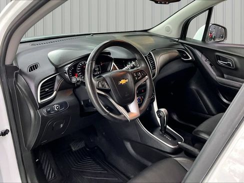 Used 2017 Chevrolet Trax LT w/ LT Convenience Package AWD/4WD image 16