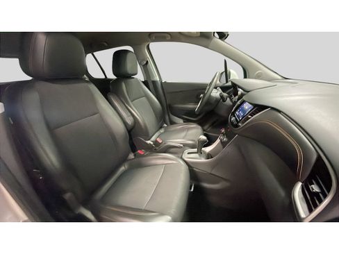 Used 2020 Chevrolet Trax LT w/ LT Convenience Package AWD/4WD image 17