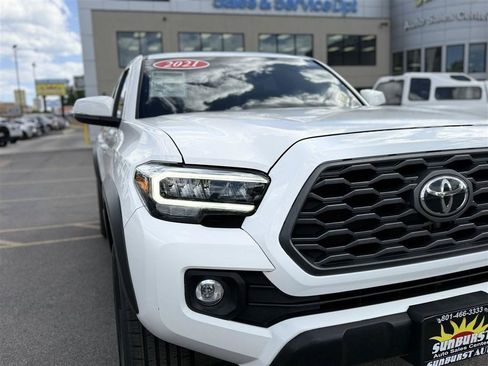 Used 2021 Toyota Tacoma TRD Off-Road w/ TRD Premium Off Road Package AWD/4WD image 17