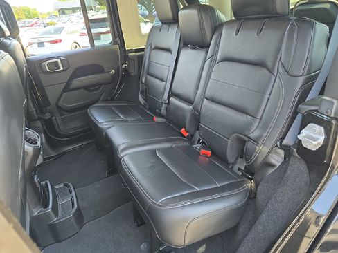 Used 2018 Jeep Wrangler Unlimited Sahara image 13