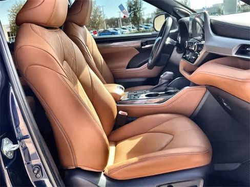 Used 2023 Toyota Highlander Platinum image 12