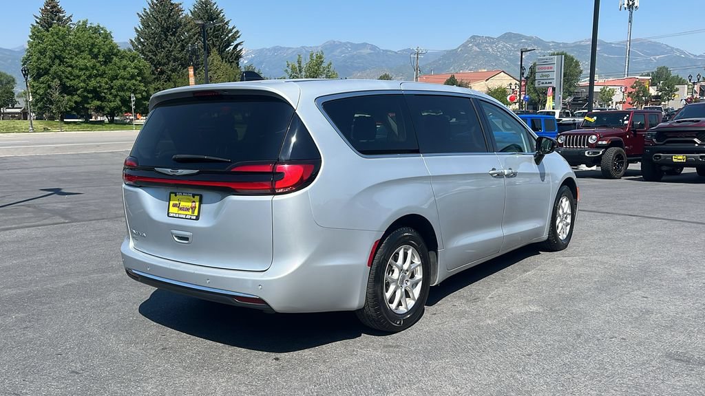 Used 2024 Chrysler Pacifica Touring-L FWD image 5