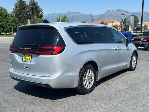 Used 2024 Chrysler Pacifica Touring-L FWD image 5