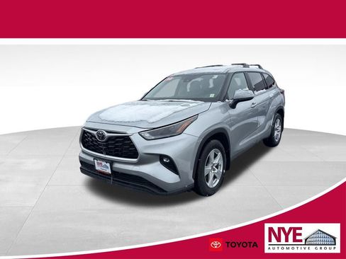 Used 2023 Toyota Highlander LE image 1