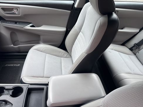 Used 2017 Toyota Camry SE w/ Moonroof Package FWD image 17