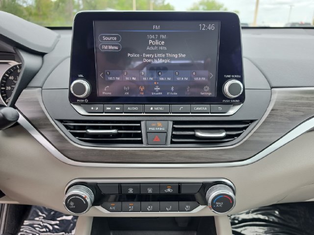 Used 2025 Nissan Altima 2.5 SV FWD image 17