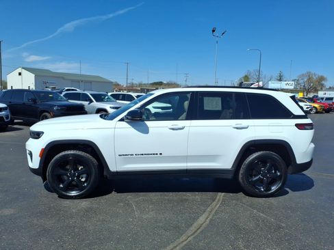 Used 2023 Jeep Grand Cherokee Limited w/ Black Appearance Package AWD/4WD image 7