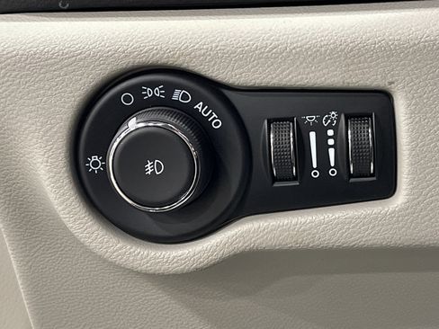 Used 2024 Chrysler Pacifica Touring-L image 19