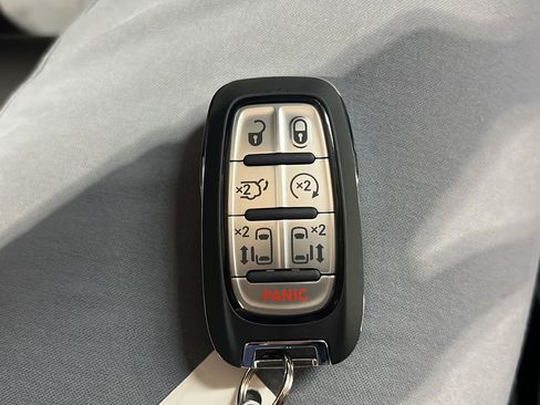 New 2026 Chrysler Pacifica Select image 28