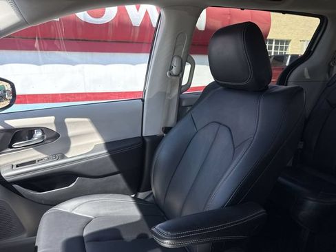 Used 2024 Chrysler Pacifica Touring-L FWD image 24