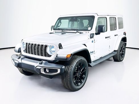 Used 2025 Jeep Wrangler Sahara image 3