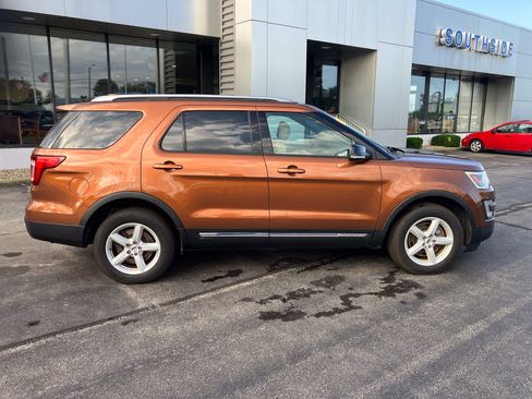 Used 2017 Ford Explorer XLT w/ Equipment Group 201A AWD/4WD image 9