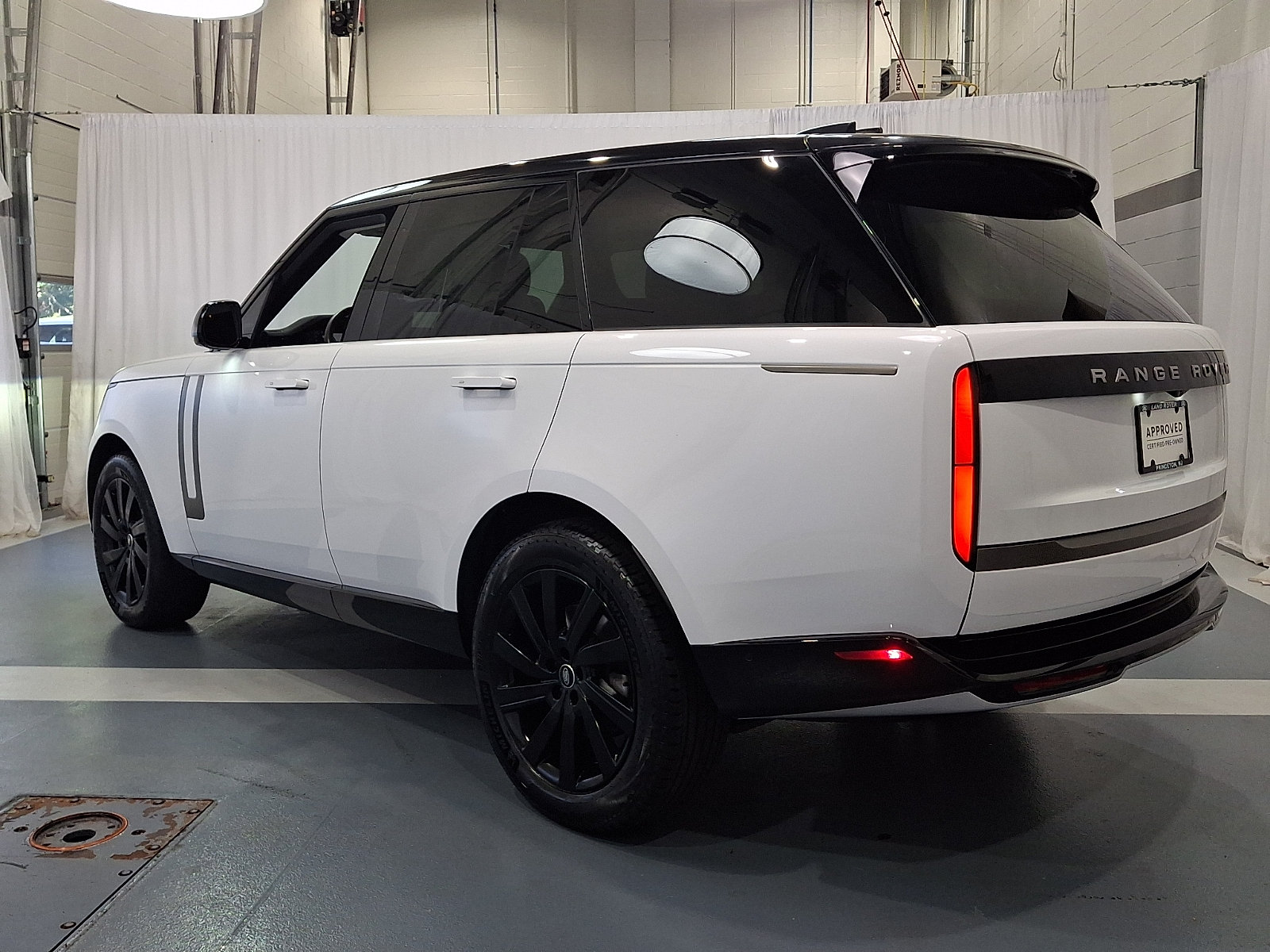 Certified 2025 Land Rover Range Rover SE AWD/4WD image 6