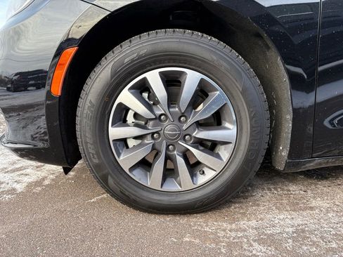 Certified 2024 Chrysler Pacifica Limited FWD image 12